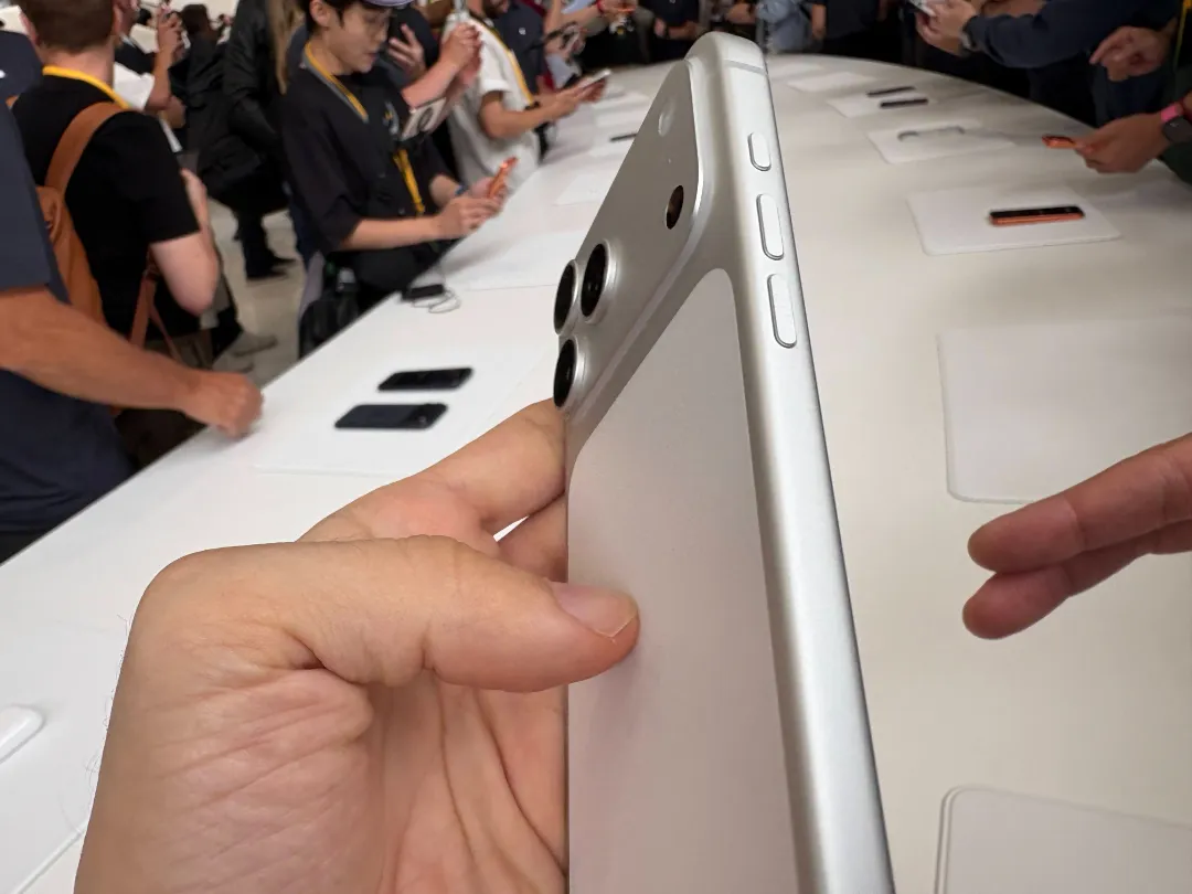 اولین عکس‌های واقعی از آیفون ۱۷ پرو و آیفون ۱۷ پرو مکس