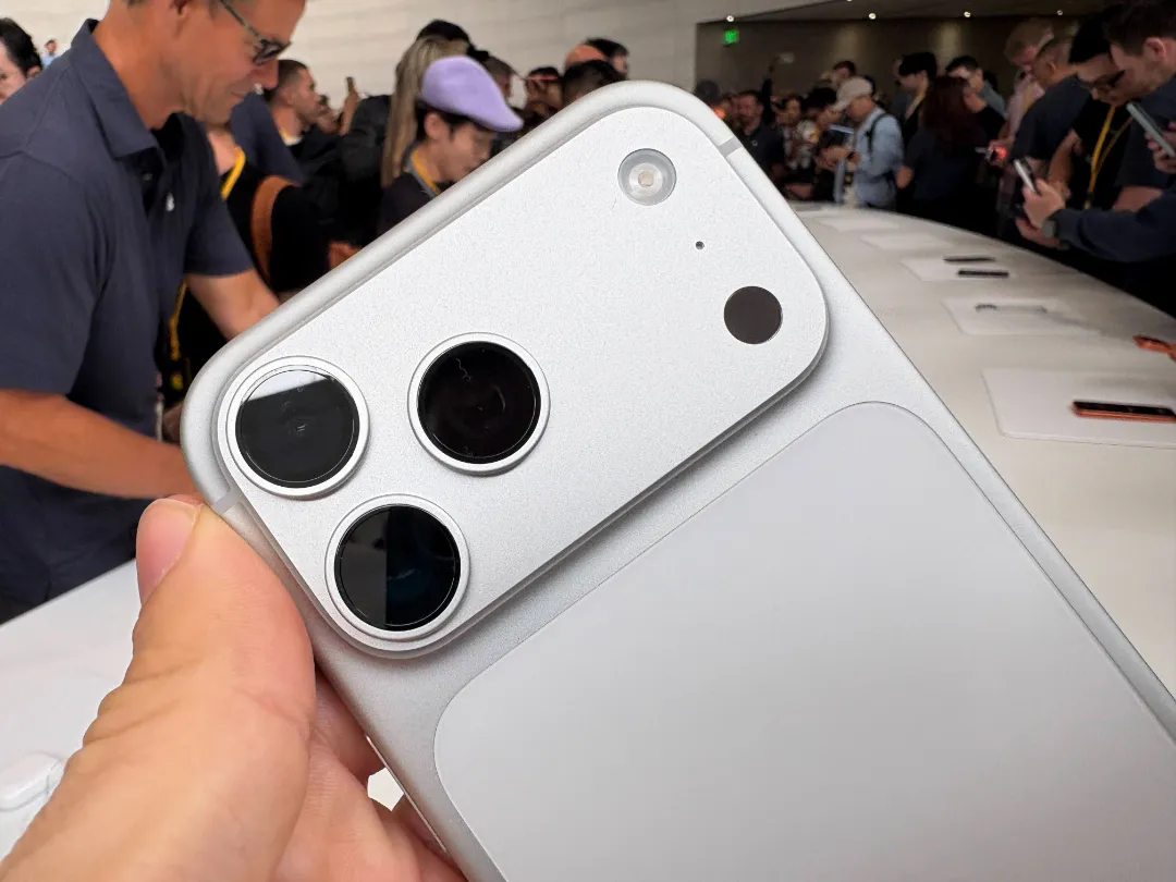 اولین عکس‌های واقعی از آیفون ۱۷ پرو و آیفون ۱۷ پرو مکس