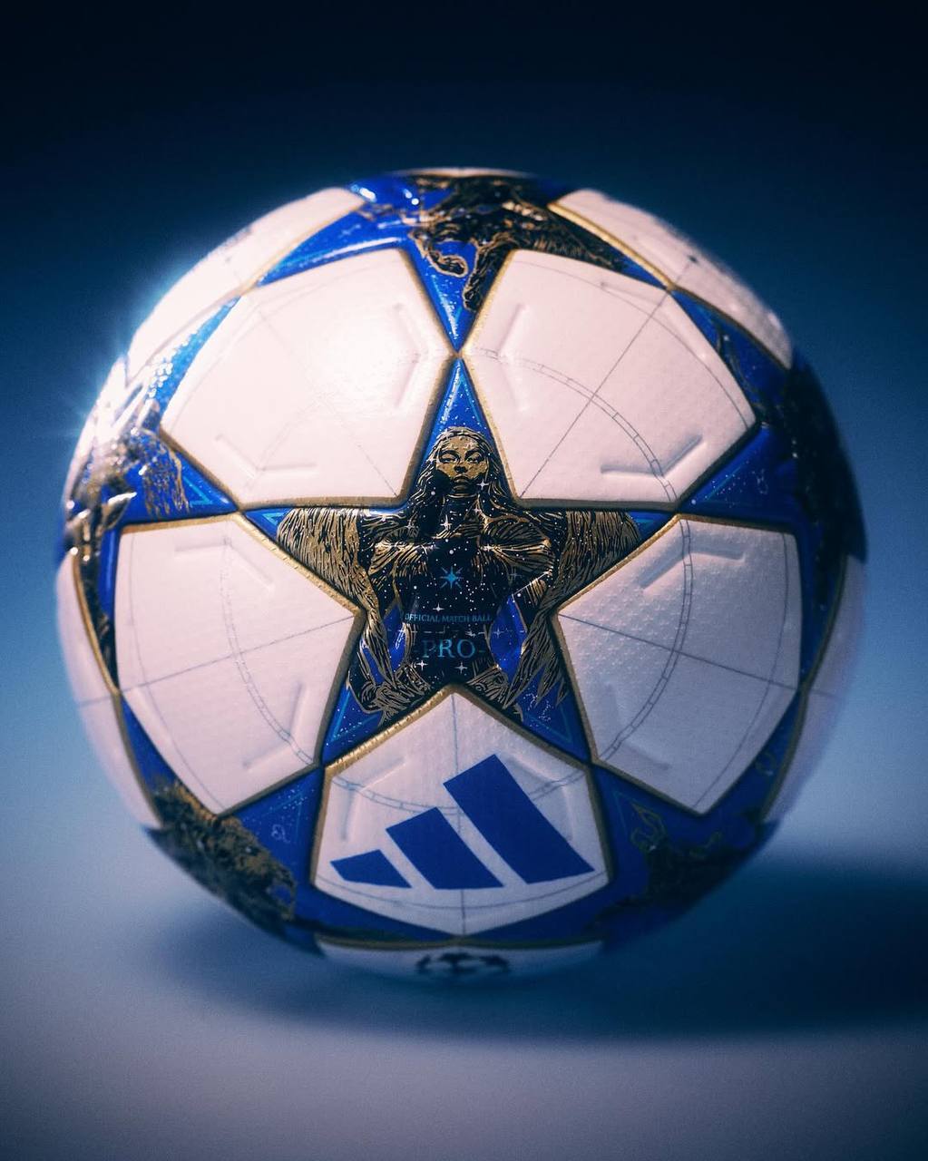 رونمایی از توپ لیگ قهرمانان اروپا برای فصل جدید رونمایی از توپ لیگ قهرمانان اروپا برای فصل جدید