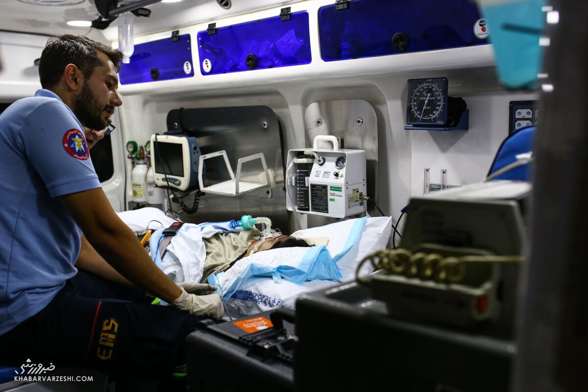 صابر کاظمی در حال انتقالاز فرودگاه به بیمارستان