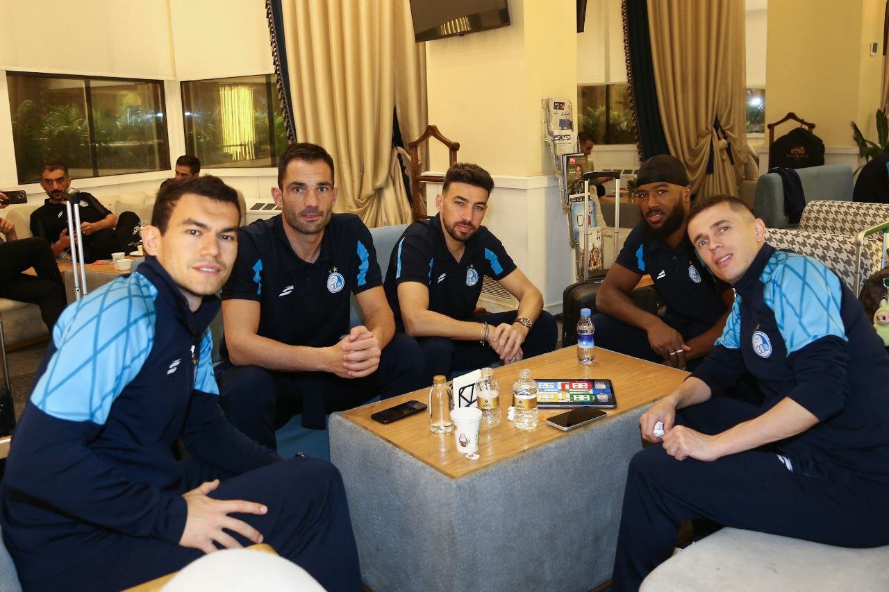 عکس| منچ بازی کردن بازیکنان خارجی در فرودگاه