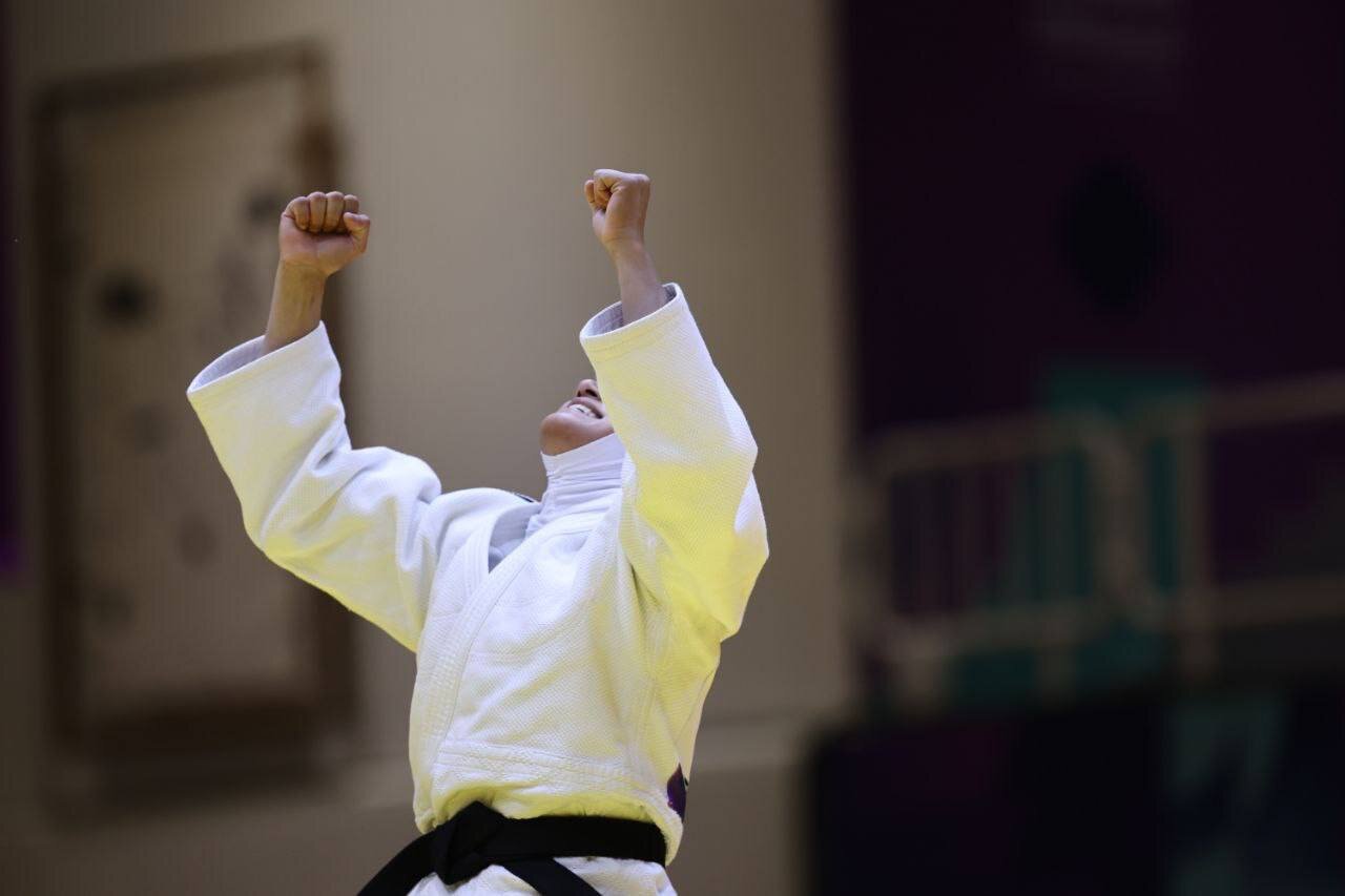 عکس| بوسه بر پیشانی پرچمدار برنزی ایران در ریاض