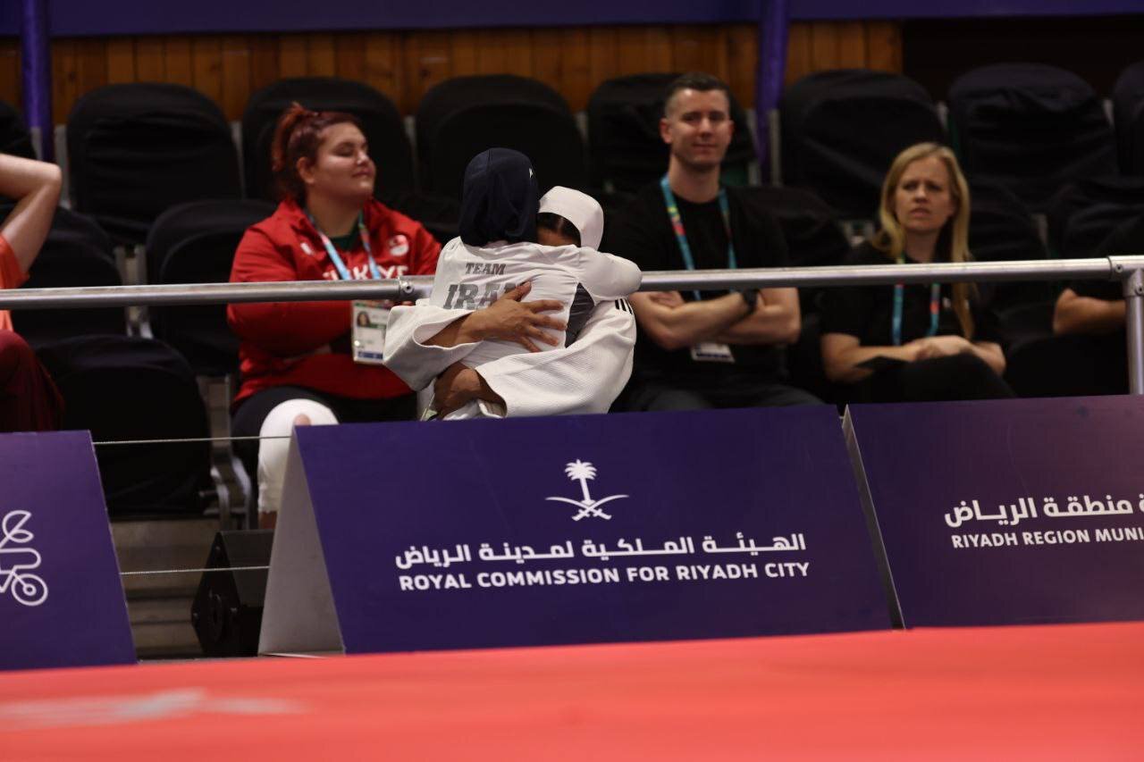 عکس| بوسه بر پیشانی پرچمدار برنزی ایران در ریاض