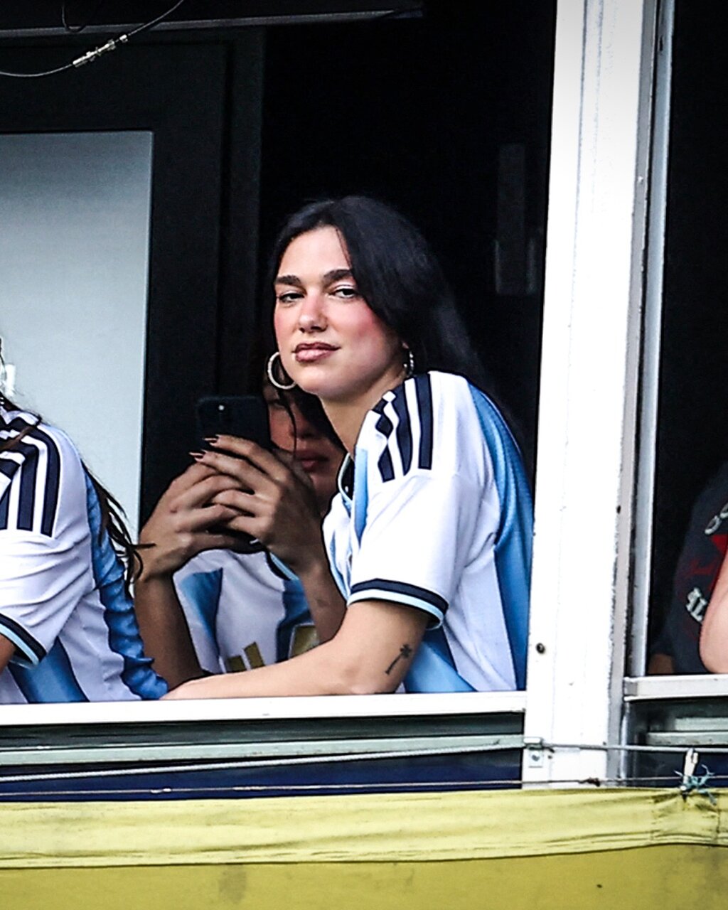 عکس| دوآ لیپا با لباس آرژانتین تماشاگر ویژه سوپرکلاسیکو