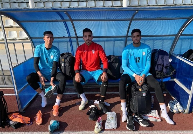 تمرین تیم فوتبال امید ایران در زمین چمنی نامناسب!