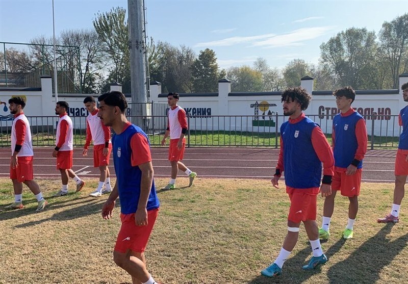 تمرین تیم فوتبال امید ایران در زمین چمنی نامناسب!