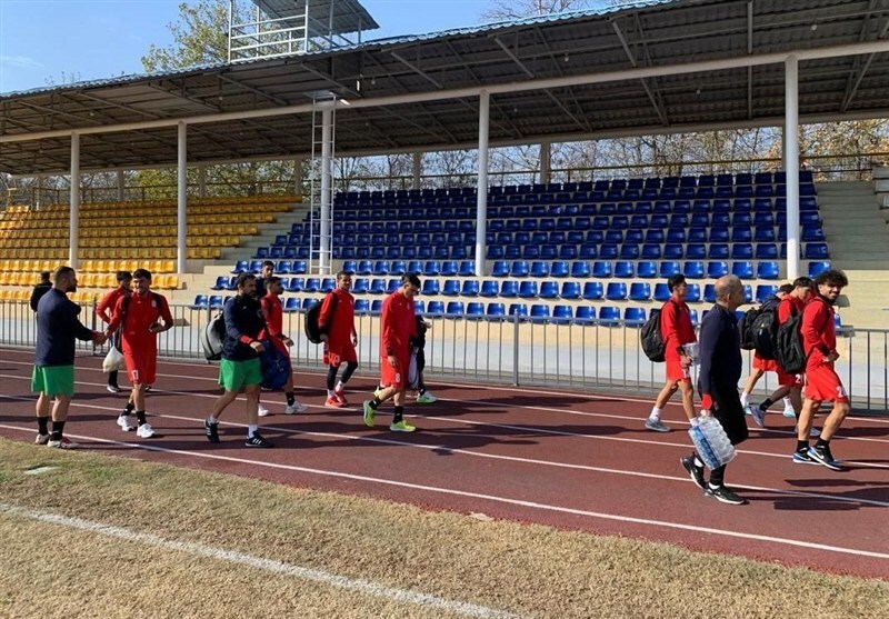 تمرین تیم فوتبال امید ایران در زمین چمنی نامناسب!