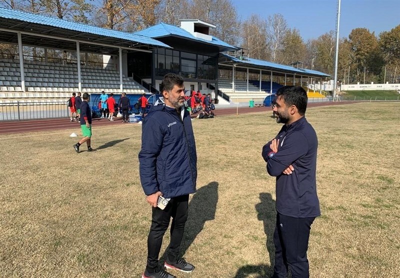 تمرین تیم فوتبال امید ایران در زمین چمنی نامناسب!