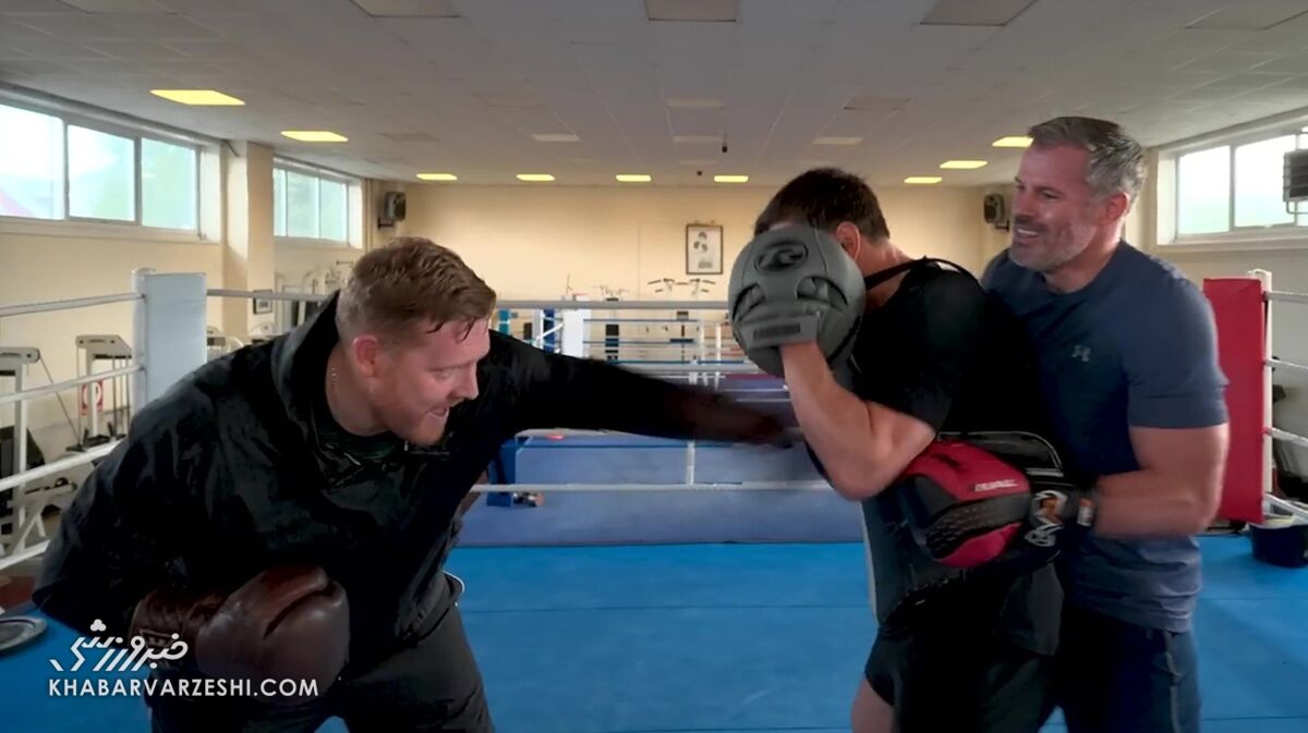 حیمی کرگر و گری نویل در کنار مایکل مکنالی