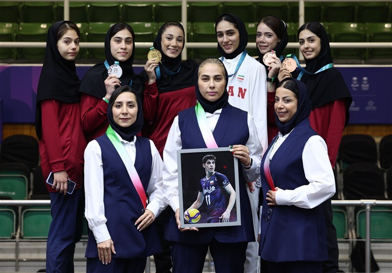 ادای احترام دوباره دختران تکواندو به صابر کاظمی + عکس ادای احترام دوباره دختران تکواندو به صابر کاظمی + عکس