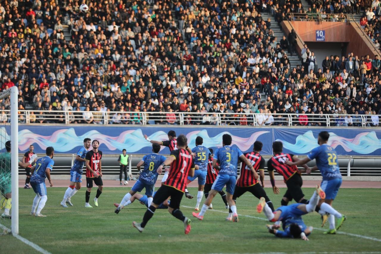 زنان بازهم پشت درهای بسته ورزشگاه امام رضا(ع) ماندند/ استقبال باورنکردنی از مسابقه ابومسلم