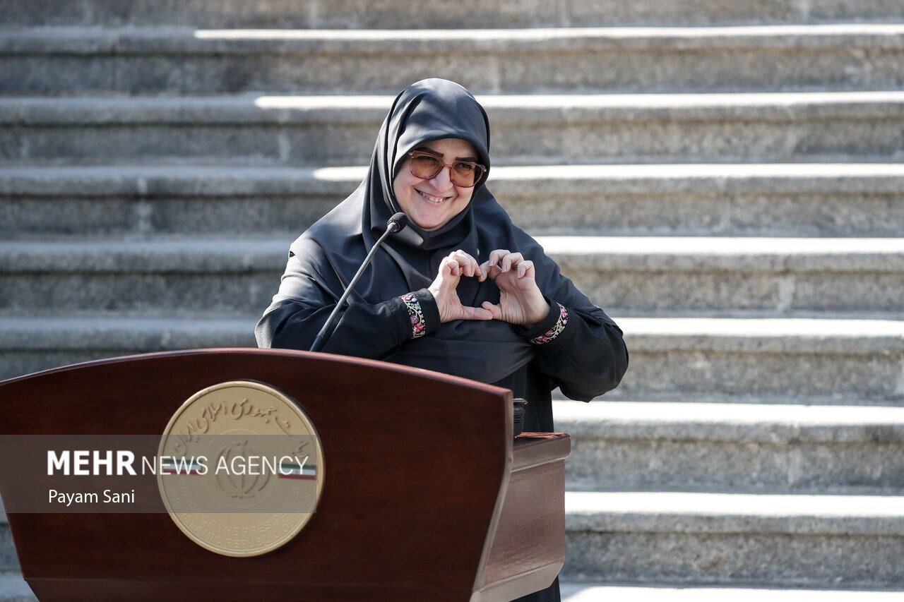 ژست عجیب سخنگوی دولت پزشکیان برای خبرنگاران + تصویر