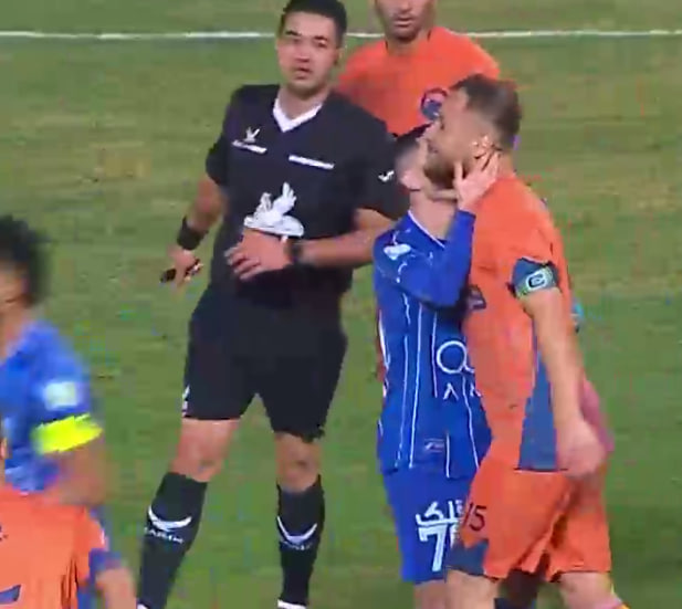 عکس| بوسه جنجالی ستاره استقلال به حریف گمنام