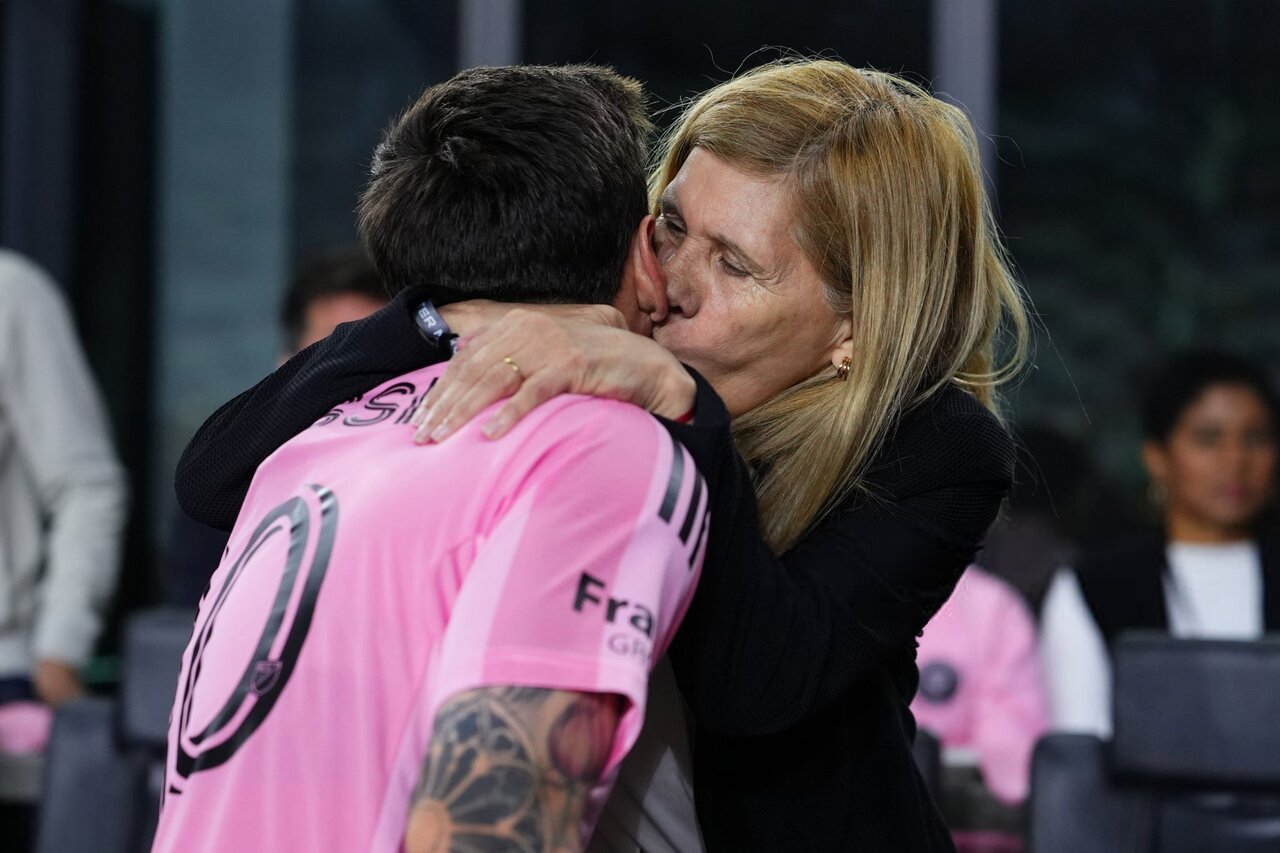 عکس | بوسه‌های عاشقانه مسی پس از یک شب رویایی