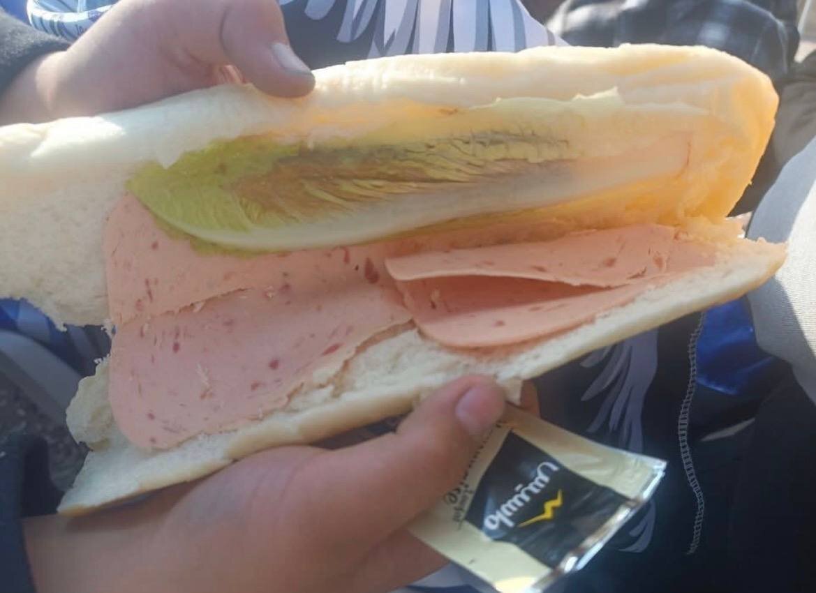 عکس | ساندویچ استادیومی؛ یک برگ کالباس ۲۰۰ هزارتومان!