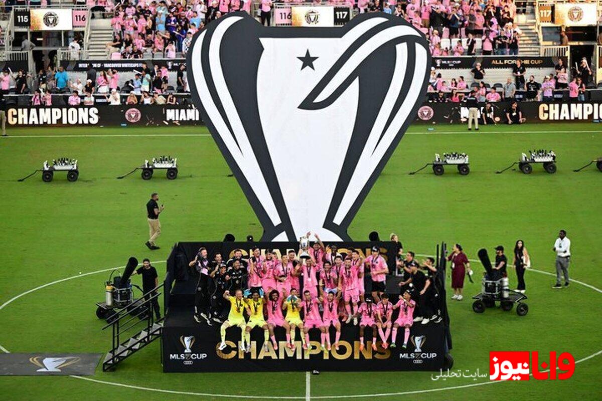 عکس عاشقانه بکام و ویکتوریا با جام قهرمانی