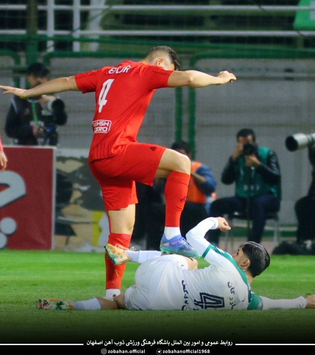 باشگاه ذوبآهن: چرا مدافع خارجی تراکتور اخراج نشد؟ + عکس باشگاه ذوبآهن: چرا مدافع خارجی تراکتور اخراج نشد؟ + عکس