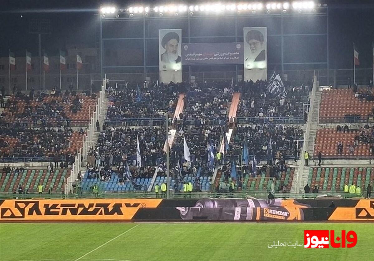 تشویق رضاییان و شعار علیه استقلال  استقبال کم در روز بارانی