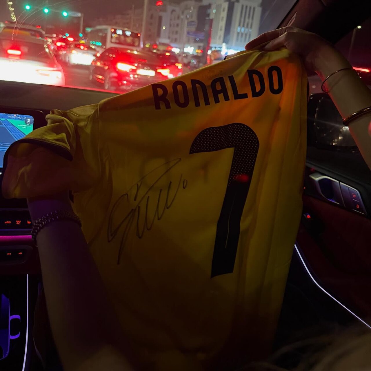 عکس| هدیه ویژه رونالدو به همسر ایرانی مورایس؛ پیراهن خیس بازی به امضای CR7