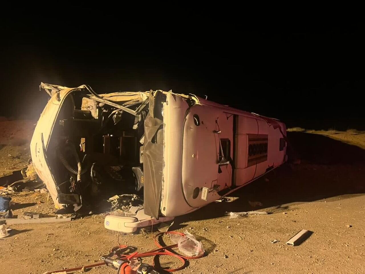 فاجعه در اصفهان ؛ واژگونی اتوبوس مسافری با ۲۲ قربانی و مصدوم + تصاویر