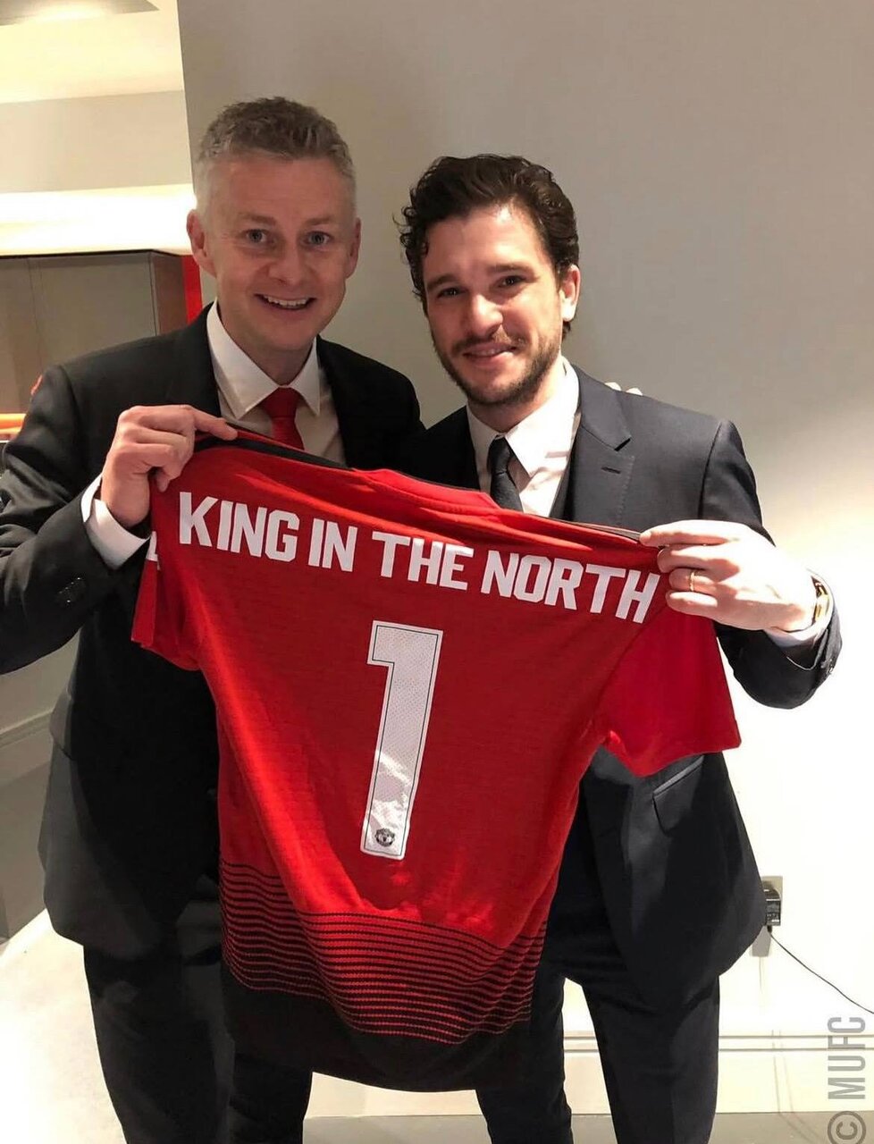 عکس | جان اسنو در کنار اسطوره منچستریونایتد