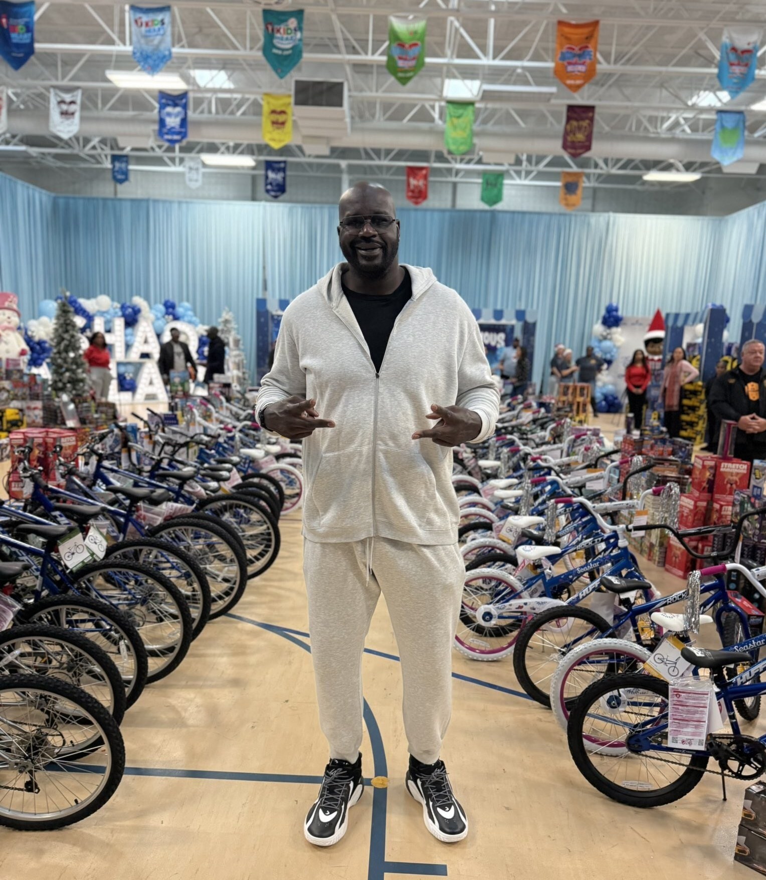 هدیه بزرگ شکیل اونیل برای 600 کودک/ شک: من کار کوچک بلد نیستم + عکس