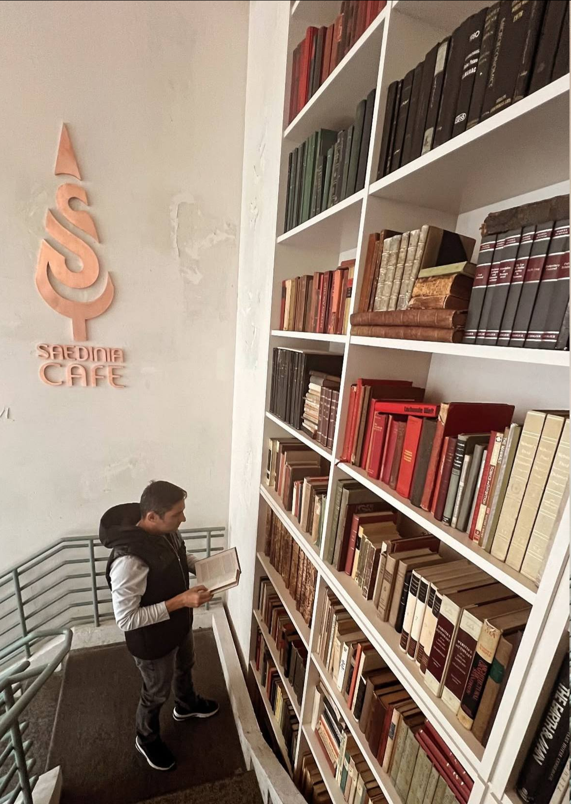 عکس| وحید هاشمیان در اداییترین کافه تهران