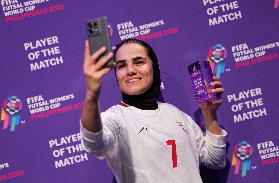 عکس | سلفی فرشته کریمی با جایزه ویژه فیفا