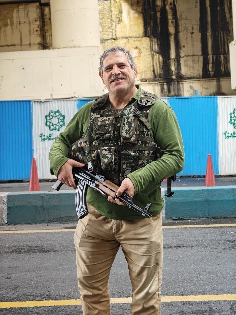 عکس| عباس جدیدی با کلاشینکف و جلیقه جنگی در خیابان&zwnj;های تهران به دنبال شکار دشمن