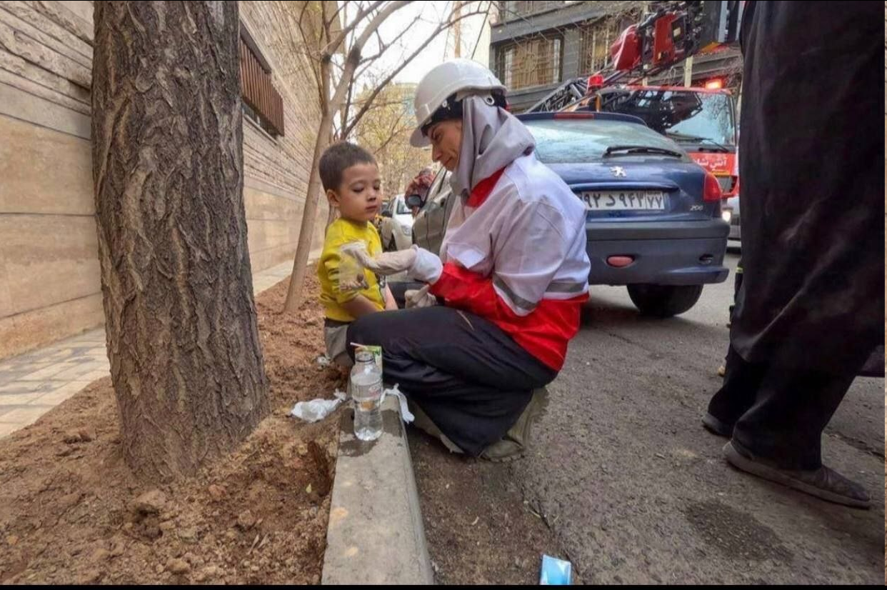 عکس | کاپیتان تیم ملی در حال امدادرسانی در هلال احمر