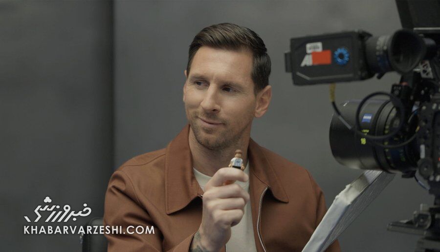 لیونل مسی با مینی&zwnj;فیگور خودش