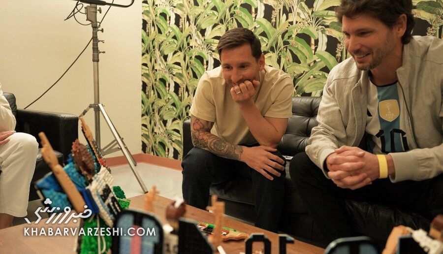 لیونل مسی در حال تماشای لگوی خودش