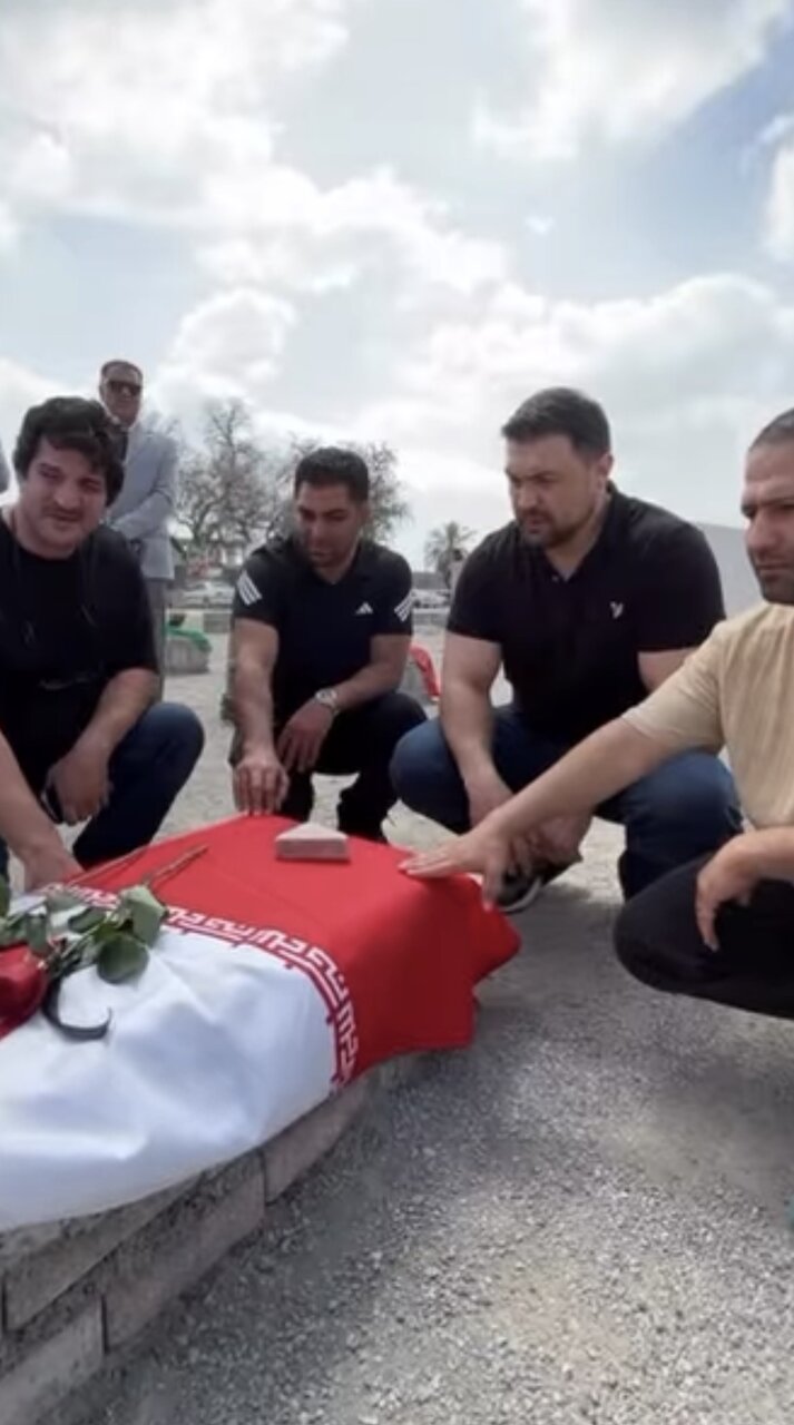 عکس | ادای احترام رسول خادم به کودکان میناب