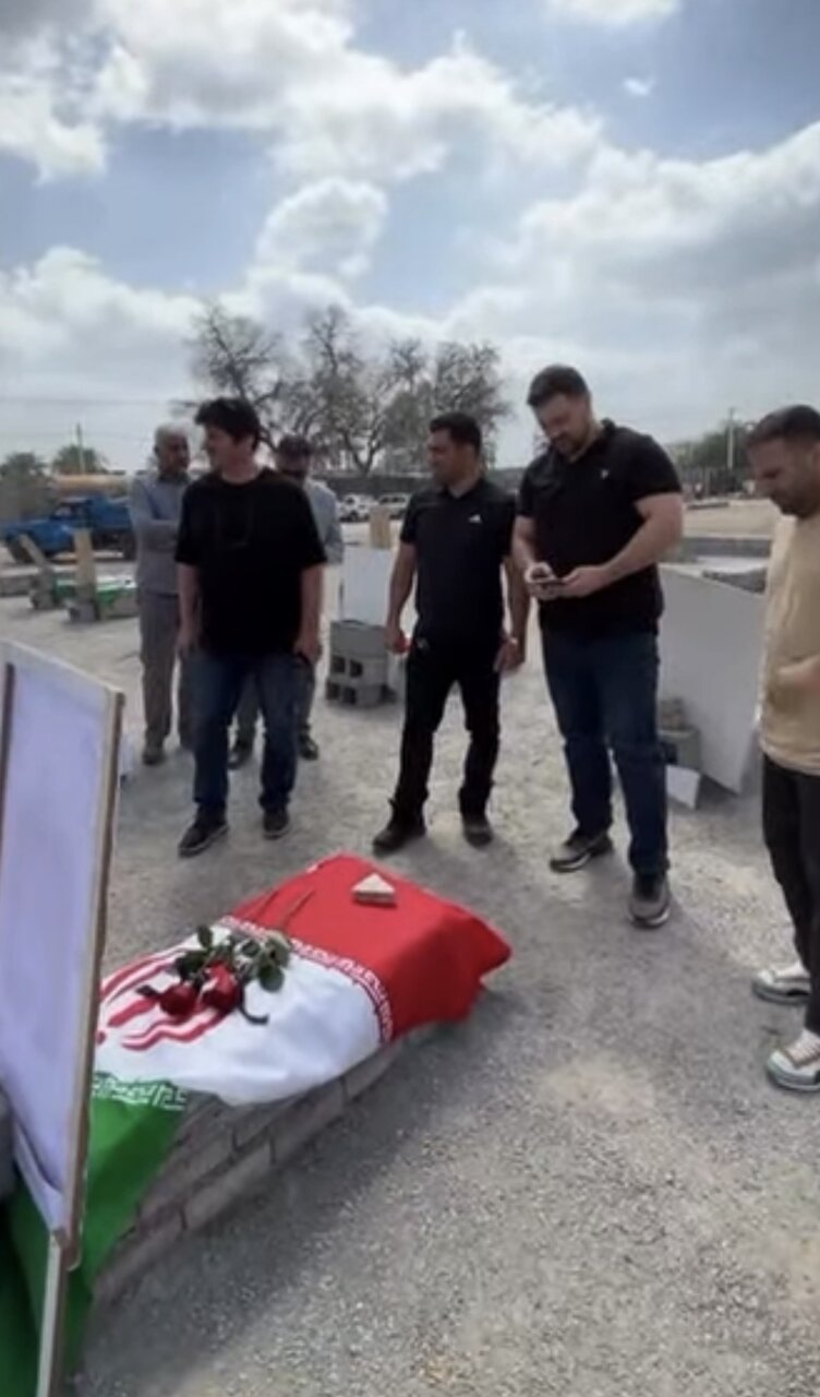 عکس | ادای احترام رسول خادم به کودکان میناب