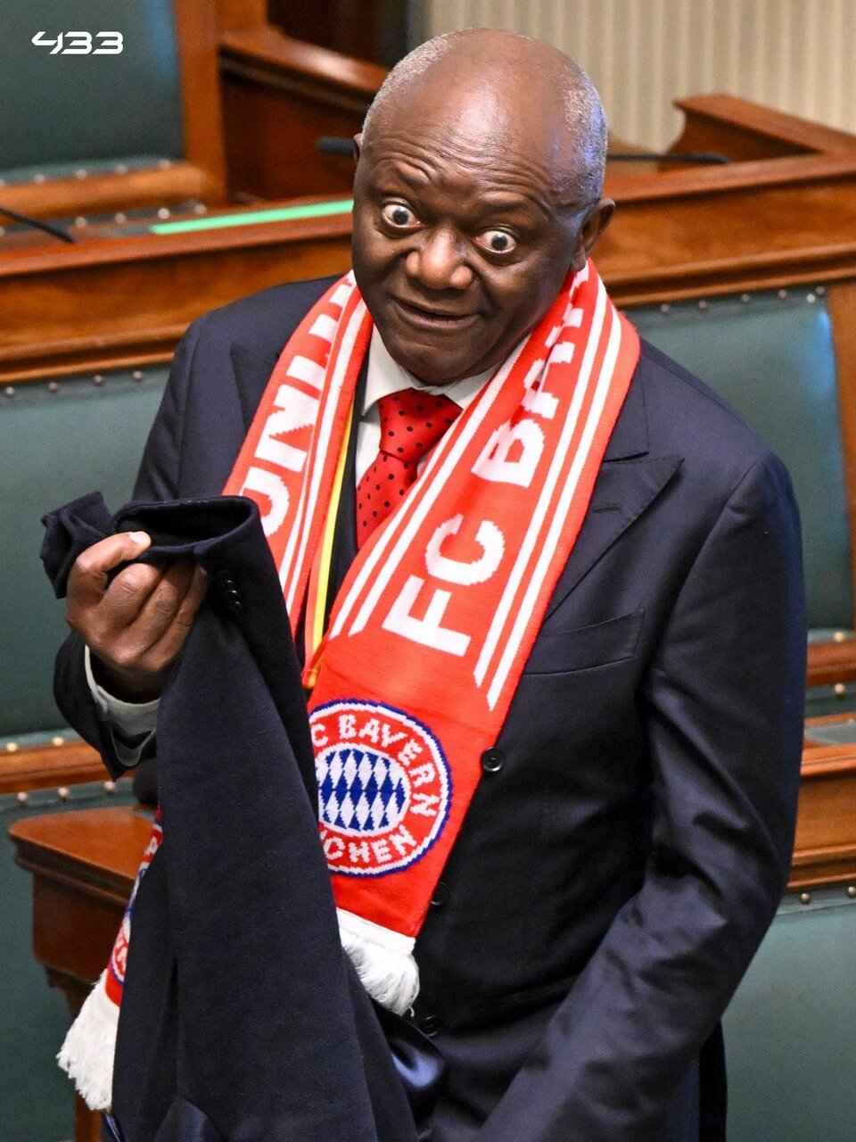 عکس | حمایت ویژه نماینده مجلس از پسرش با شال بایرن مونیخ!