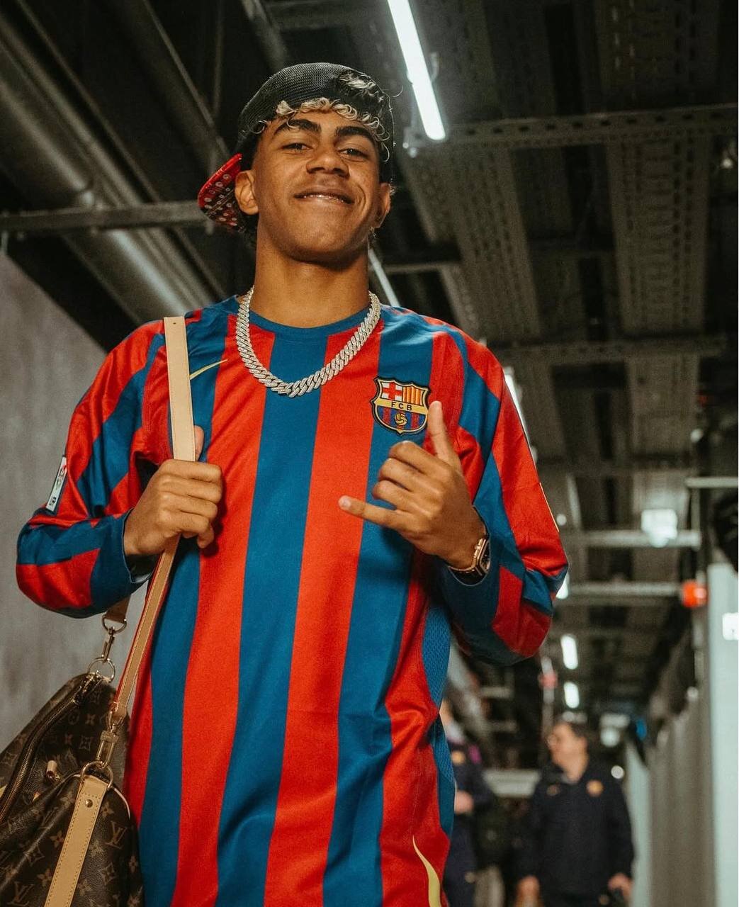 عکس | یامال و ستاره&zwnj;های بارسلونا با لباس رونالدینیو در نیوکمپ