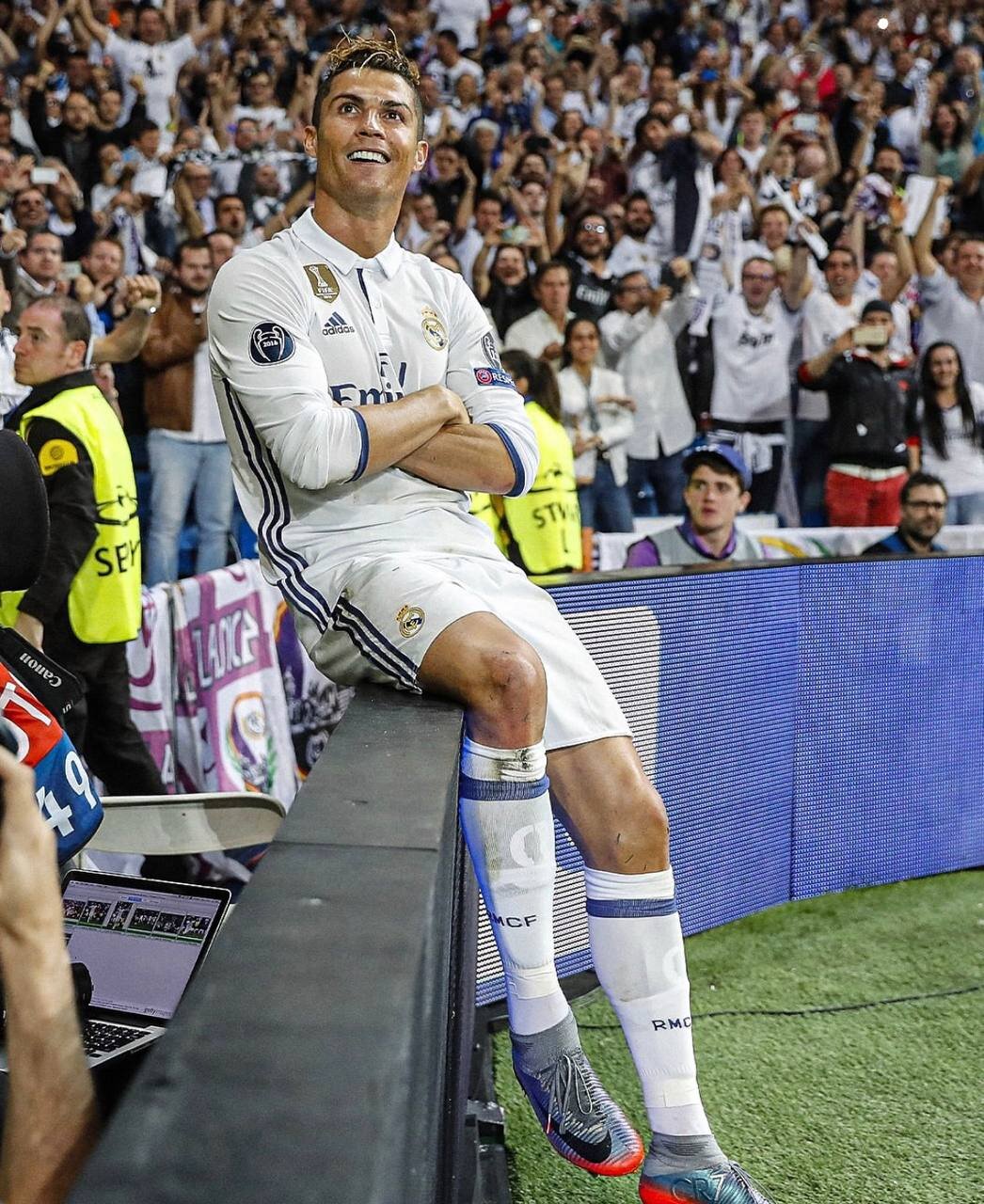 عکس | هدیه ارزشمند کریستیانو رونالدو به جونیور