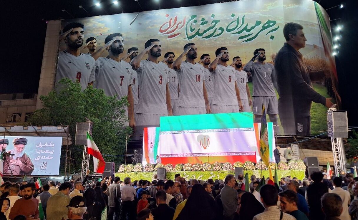 عکس| تصویر ملی&zwnj;پوشان فوتبال ایران روی دیوارنگاره میدان انقلاب