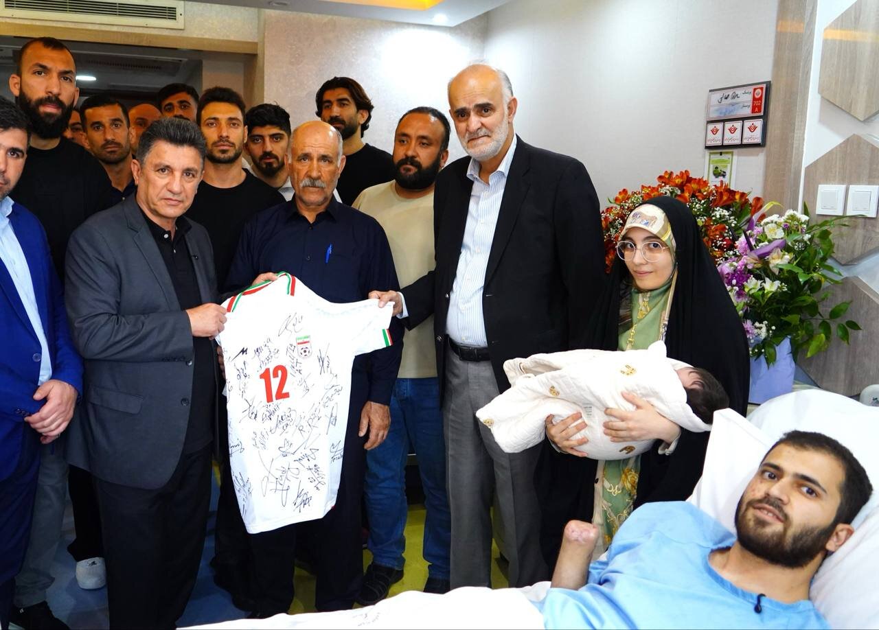 عکس | حضور ملی&zwnj;پوشان در بیمارستان؛ هدیه ویژه بازیکنان تیم ملی به جانباز جنگ