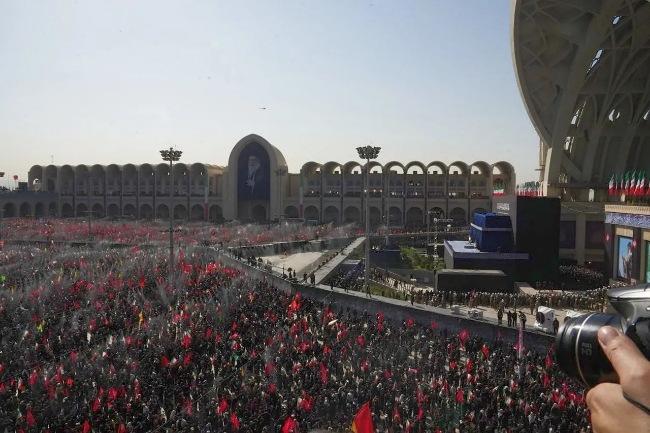 قابی متفاوت از اقامه نماز بر پیکر رهبر شهید قابی متفاوت از اقامه نماز بر پیکر رهبر شهید