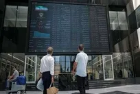 سیگنال همتی به بورس ۶ میلیونی؛ نرخ سود فعلاً بالا نمی‌رود | پول از بانک به سهام می‌آید؟