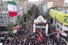 خودروی حامل پیکر رهبر شهید در میدان آزادی متوقف شد