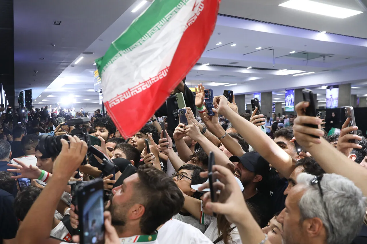 تصاویر| استقبال از تیم ملی فوتبال با ماکت بازیکنان