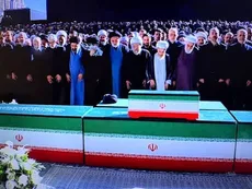 قاب ۳ نفره فرزندان رهبر شهید در مراسم اقامه نماز + عکس