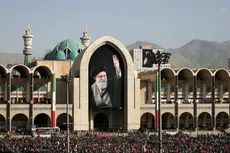 قابی متفاوت از اقامه نماز بر پیکر رهبر شهید