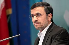 محمود احمدی‌نژاد در مراسم تشییع رهبر شهید انقلاب حاضر شد