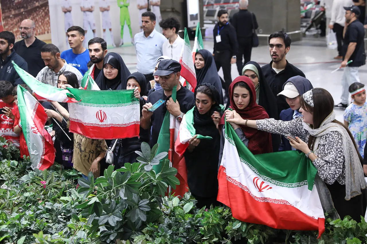 تصاویر| استقبال از تیم ملی فوتبال با ماکت بازیکنان
