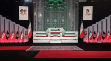 داماد رهبر شهید هنگام اقامه نماز بر پیکر دختر ۱۴ ماهه‌اش + عکس