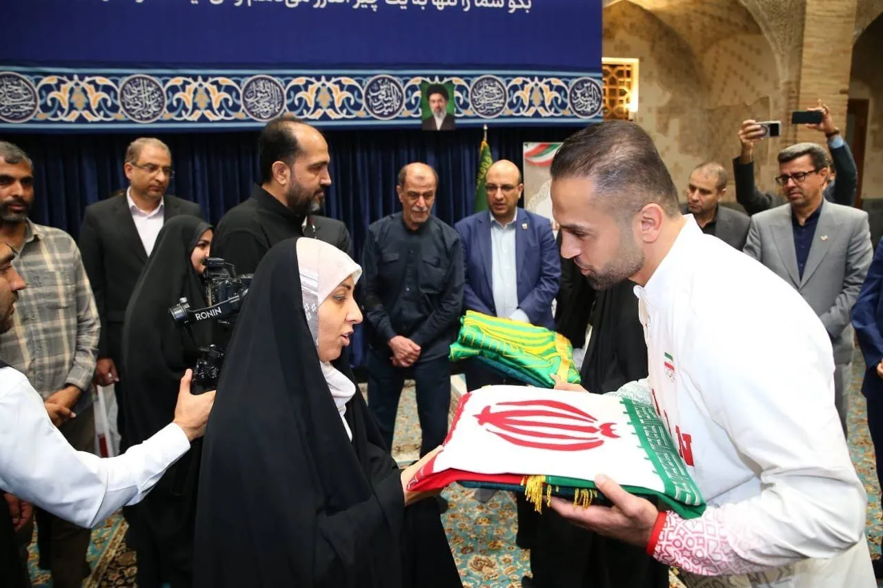 در جوار حرم امام رضا(ع)؛ اهدای پرچم متبرک شده ایران به کاروان اعزامی ناگویا