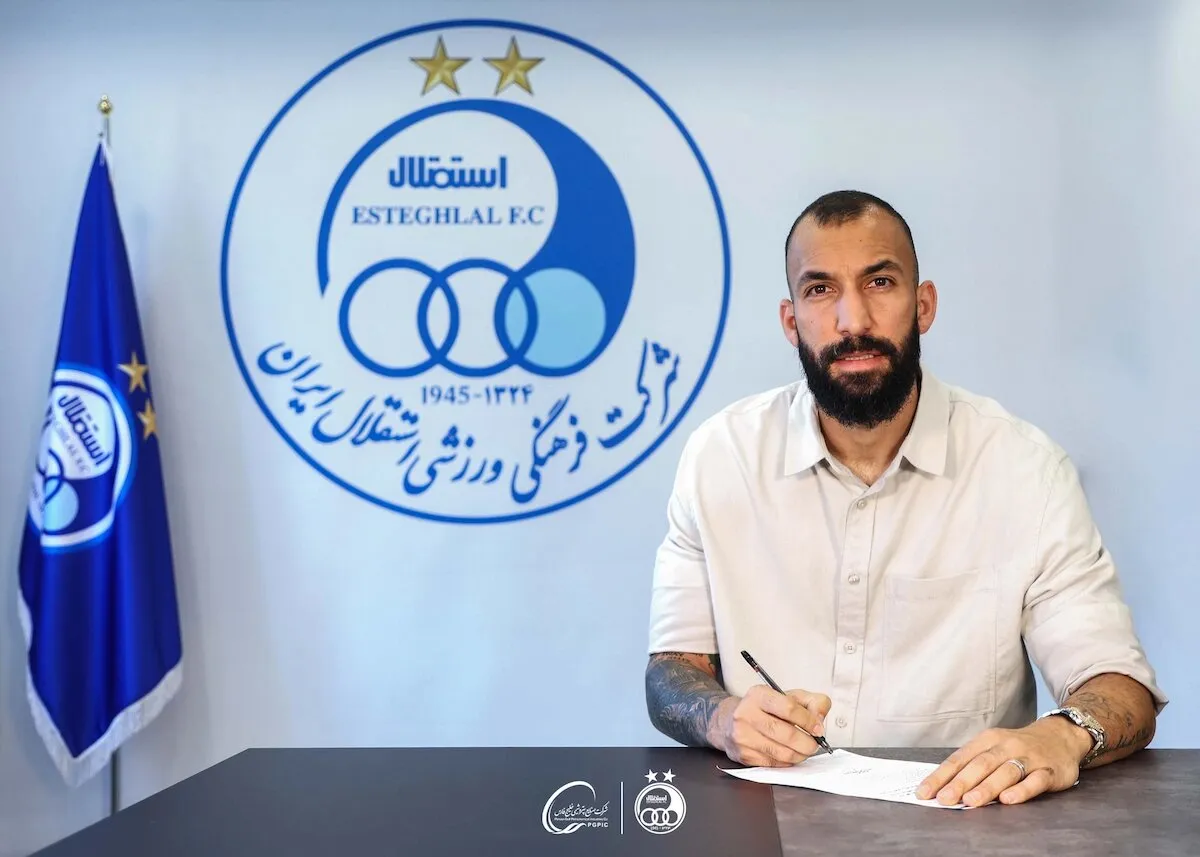 عکس | قرارداد کاپیتان استقلال تمدید شد